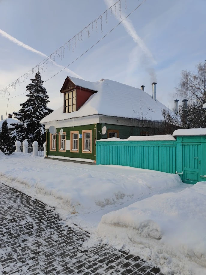 Были на экскурсии в самый холодный день за последние годы. Никита выдал гостям наушники с приёмником