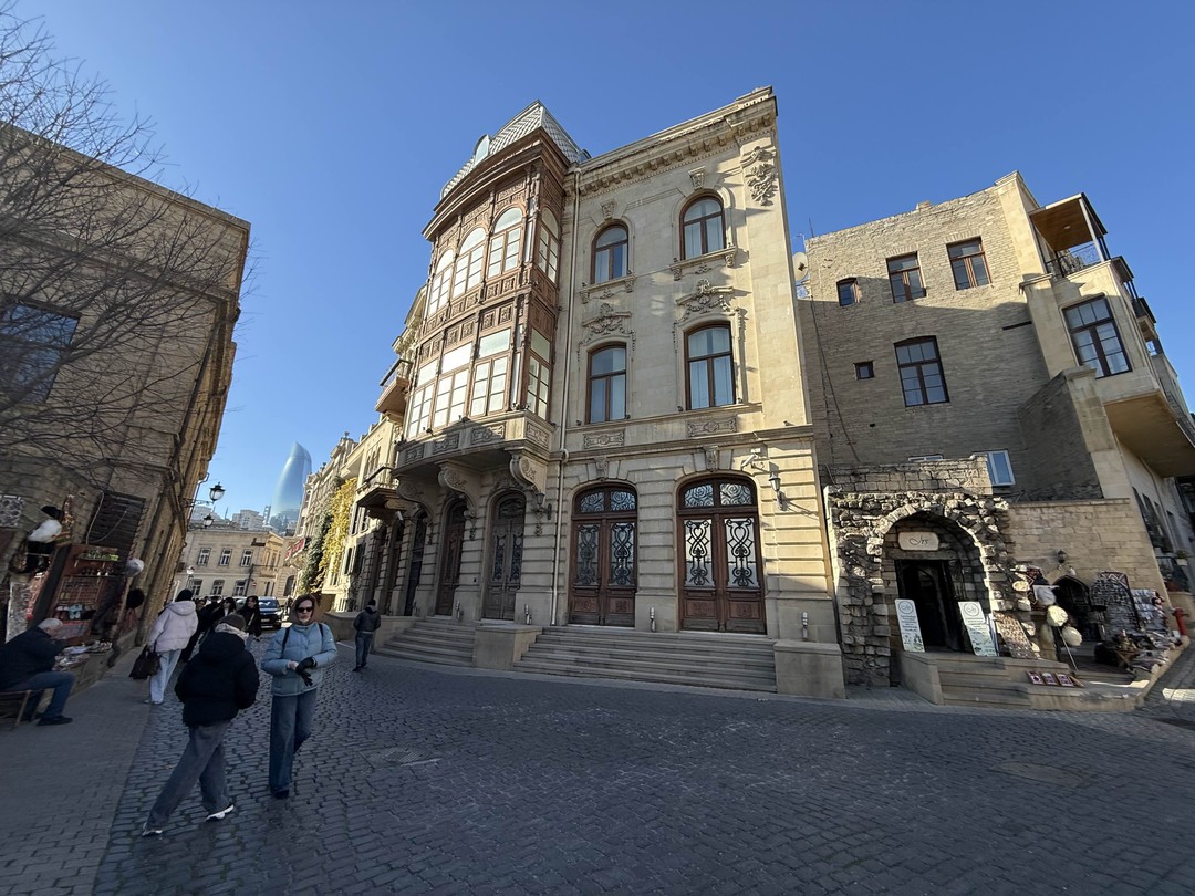 Были семьей из 5 человек сразу после Нового Года на экскурсии с Алисой. Алиса провела нас