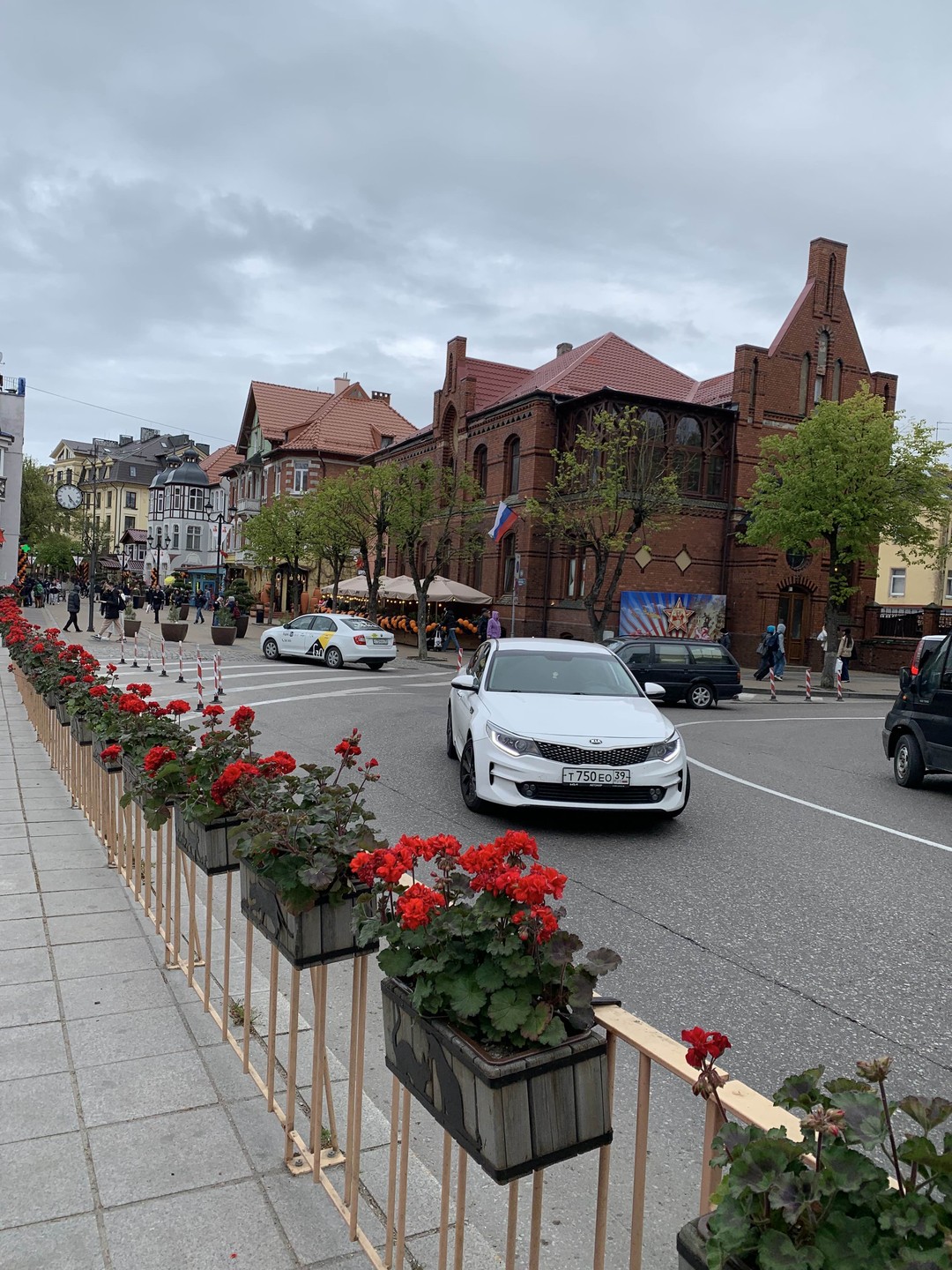 Приятная прогулка по красивому курортному городку в хорошей компании