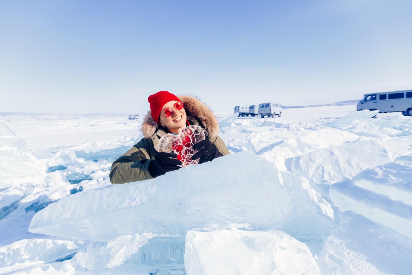 «Всё включено» на льду Байкала: тур без забот с этношоу, катанием на коньках и сибирской баней