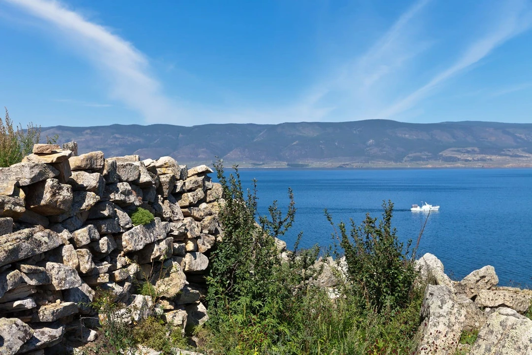 Мыс Хоргой и&nbsp;Курыканская стена на&nbsp;Ольхоне