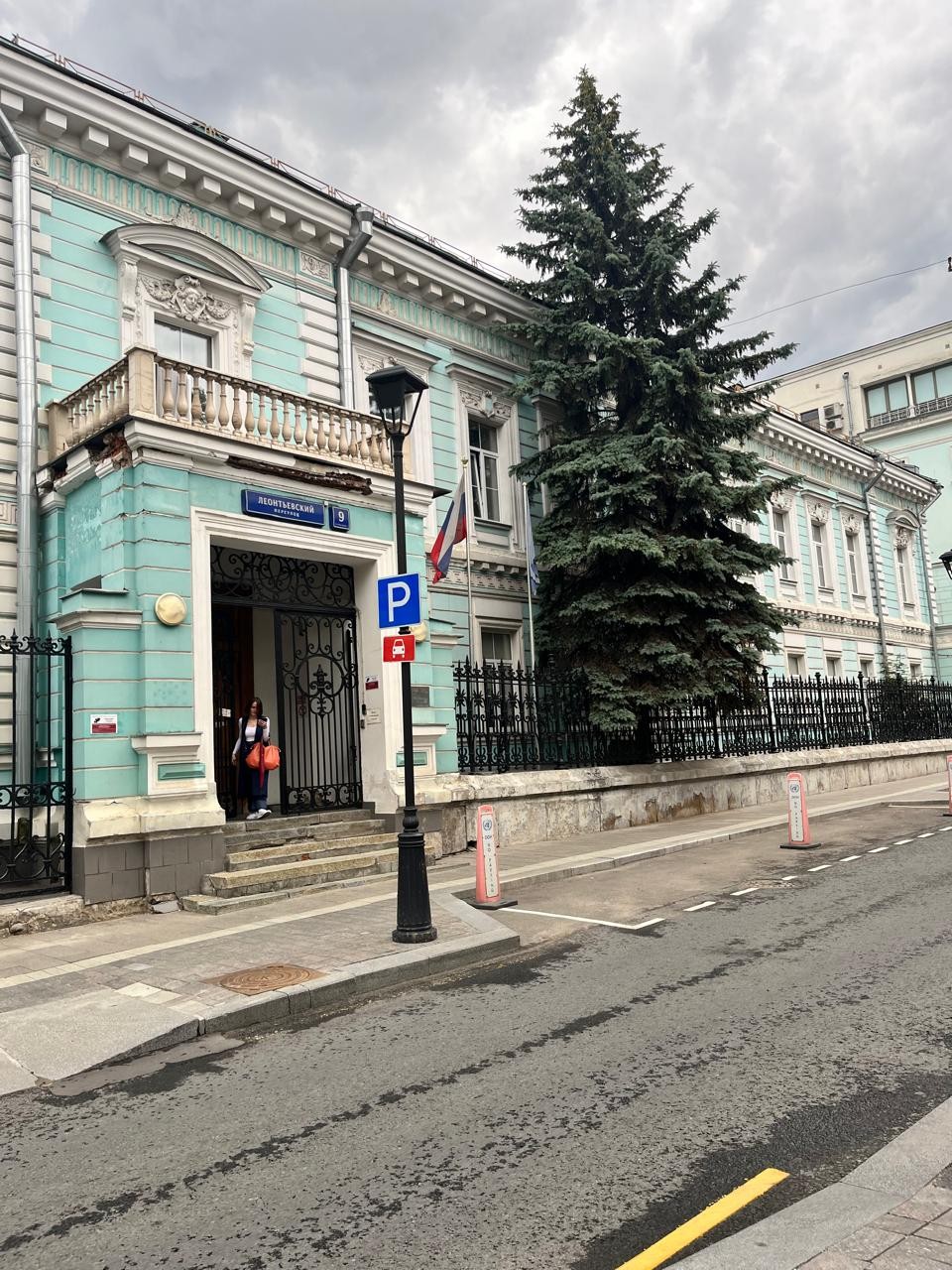 Прекрасная экскурсия по центру Москвы. Немного углубились в переулке и увидели старинную Москву, узнали много нового