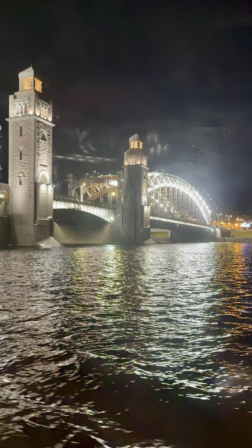 Отличная прогулка,Иван - саксофонист супер!!! ведущая-просто Огонь!!!! бар работал,кофе,горячительные напитки-все на любой вкус. Спасибо,ребята,вам за хорошую,веселую