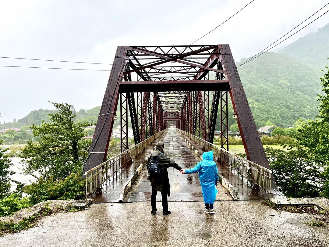 Посетив Абхазию, я не мог не очароваться красотой этой удивительной страны. Мы побывали в Бзыбском ущелье