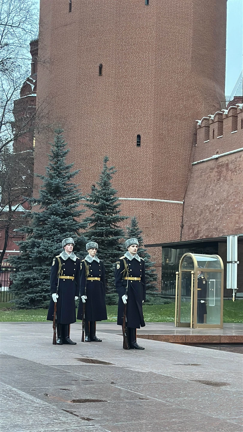 Сделала ранее уже отзыв, тут продублирую коротко: мне понравилось, все доступно, исторические факты вперемежку с новыми