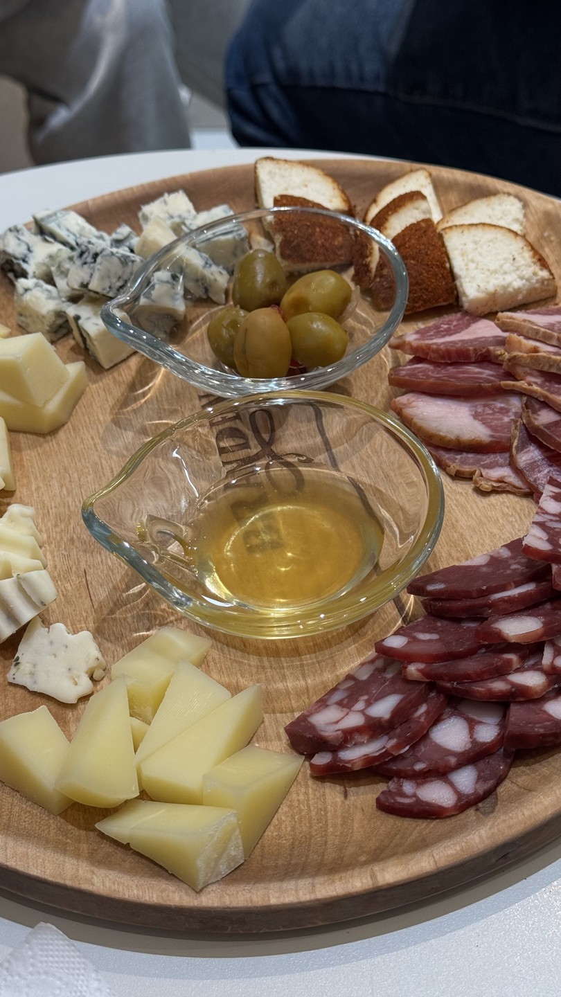 Отличная экскурсия! Всё прошло в размеренном темпе, поэтому было комфортно слушать и наслаждаться атмосферой. Рассказ был