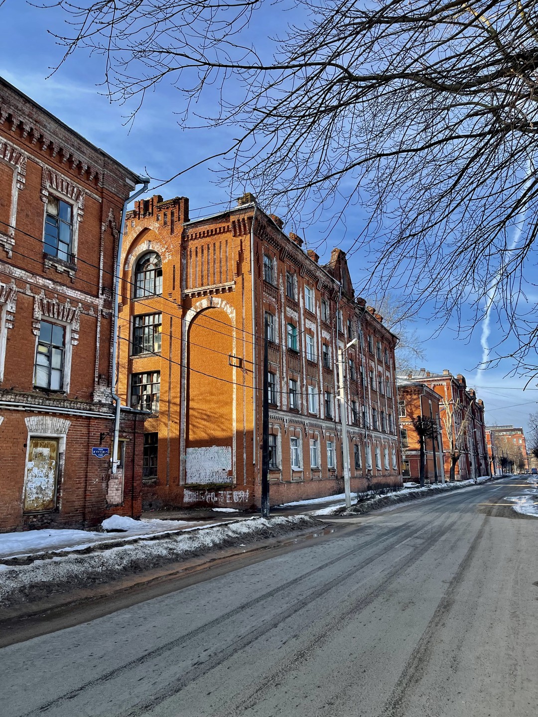 Интересный формат экскурсии, как будто ты становишься участником спектакля, истории из жизни героев. Нас было 6