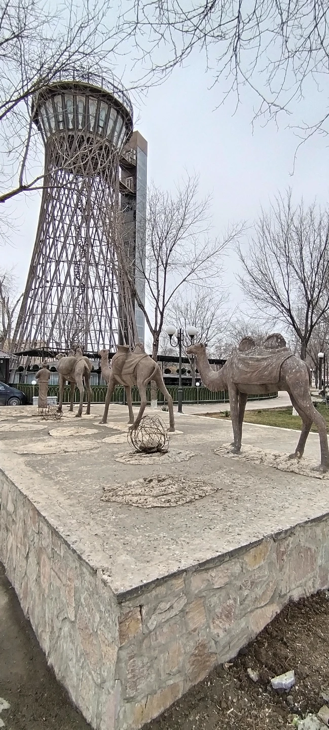 Спасибо большое Наргизе, что познакомила нас с традициями тогда и сейчас, рассказала и показала интересные уголки в древнем ансамбле Бухары