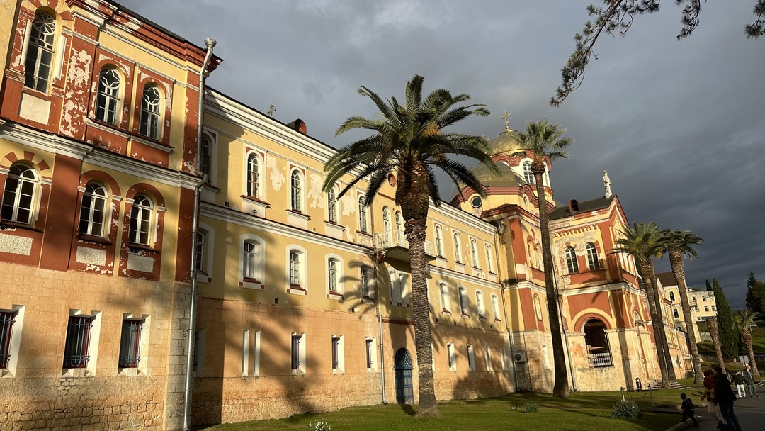 Программа насыщенная, локации интересные. Очень порадовала отреставрированная и запущенная жд станция. Стильно! И арки у климатического