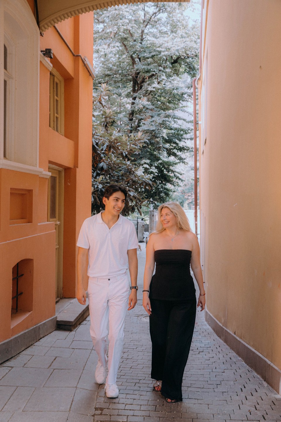 Очень понравилась фотосессия с Иваном, получили очень много атмосферных фотографий, да и просто хорошо провели время, гуляя по старым улочкам Тбилиси)