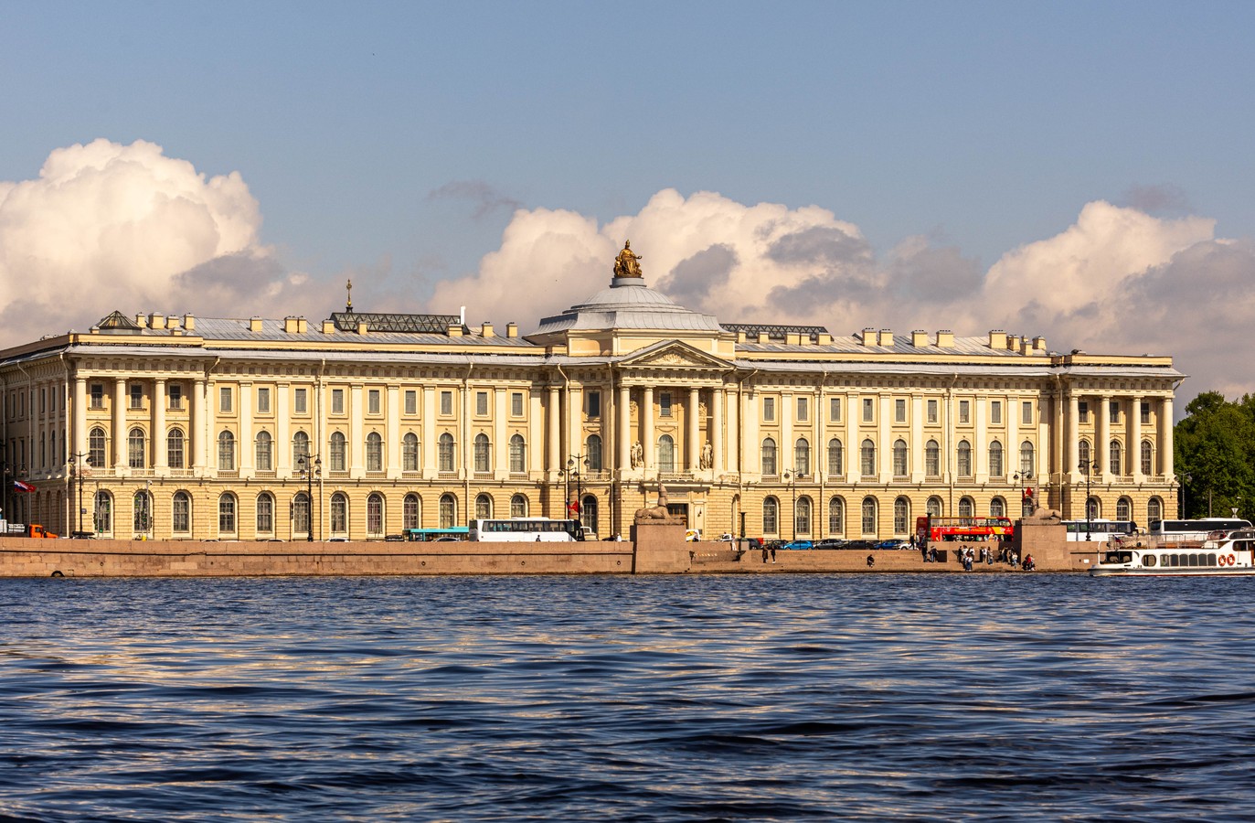 Прогулка на открытом катере — от центра Петербурга до новых кварталов у воды