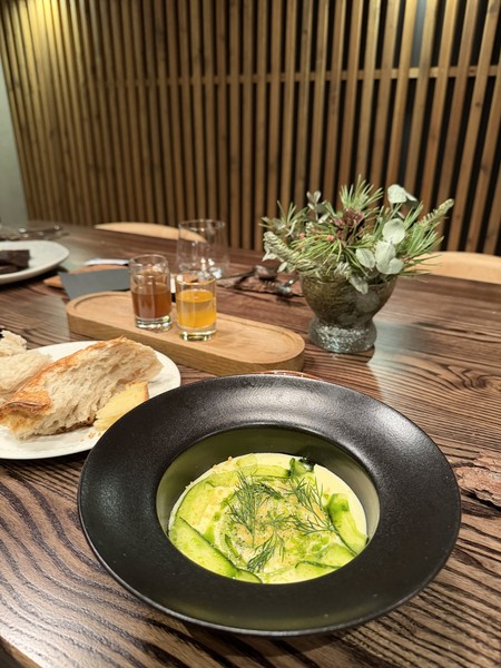 Одна из лучших гастрономических дегустаций! Персонал ресторана очень приветлив и компетентен. Перед началом гастропутешествия нас познакомили