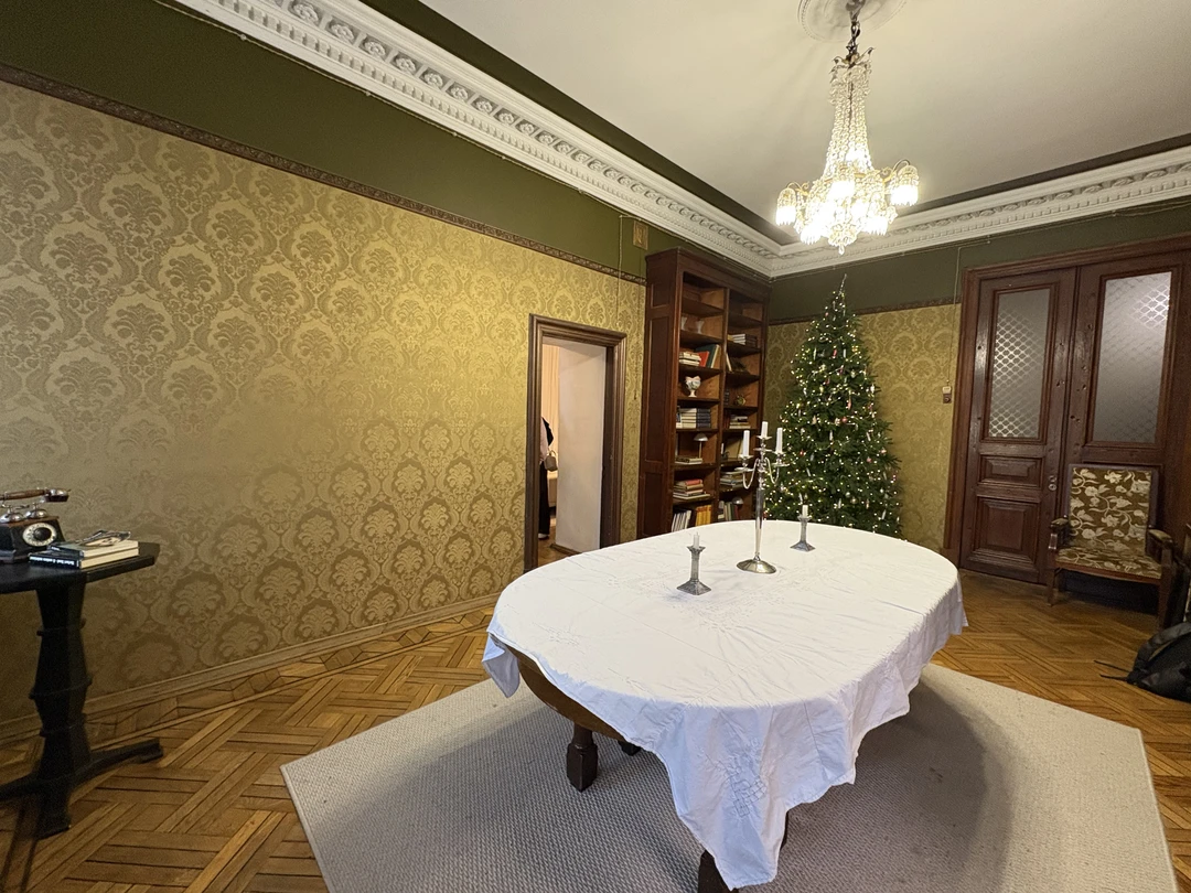 Экскурсией разочарована. Объективно: программа экскурсии не выполнена: рассказа о колоколе не было; замурованная коробочка не упомянута;