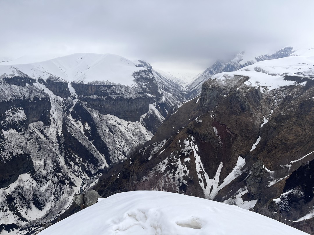 Всем рекомендую хотя бы раз побывать в зимних-послезимних горах. У Дианы не получилось провести экскурсию, но
