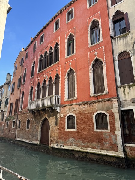 Константин - отличный гид. Мы брали тур по Венеции и он превзошел все наши ожидания. Помимо