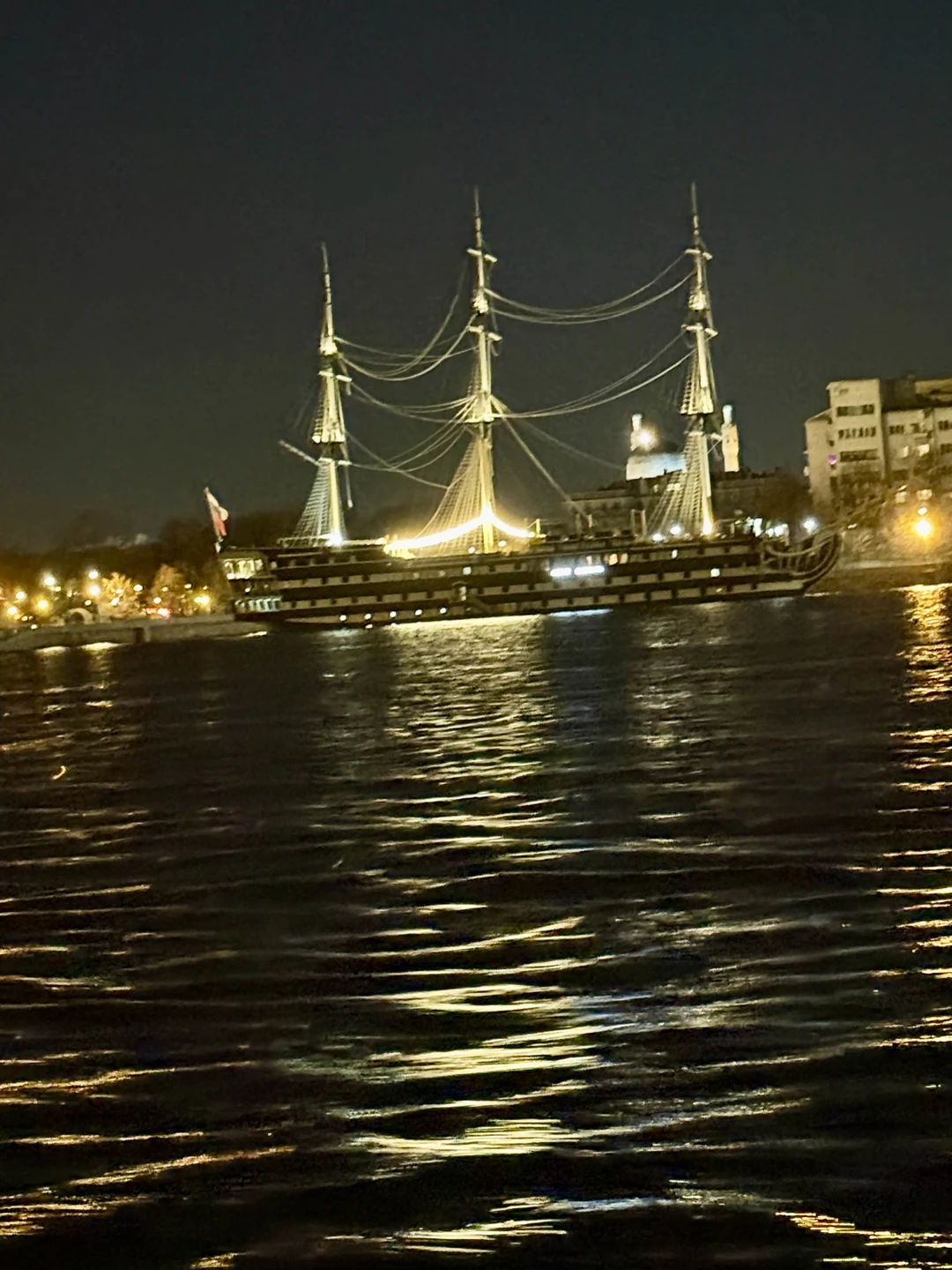 Отличная прогулка,Иван - саксофонист супер!!! ведущая-просто Огонь!!!! бар работал,кофе,горячительные напитки-все на любой вкус. Спасибо,ребята,вам за хорошую,веселую