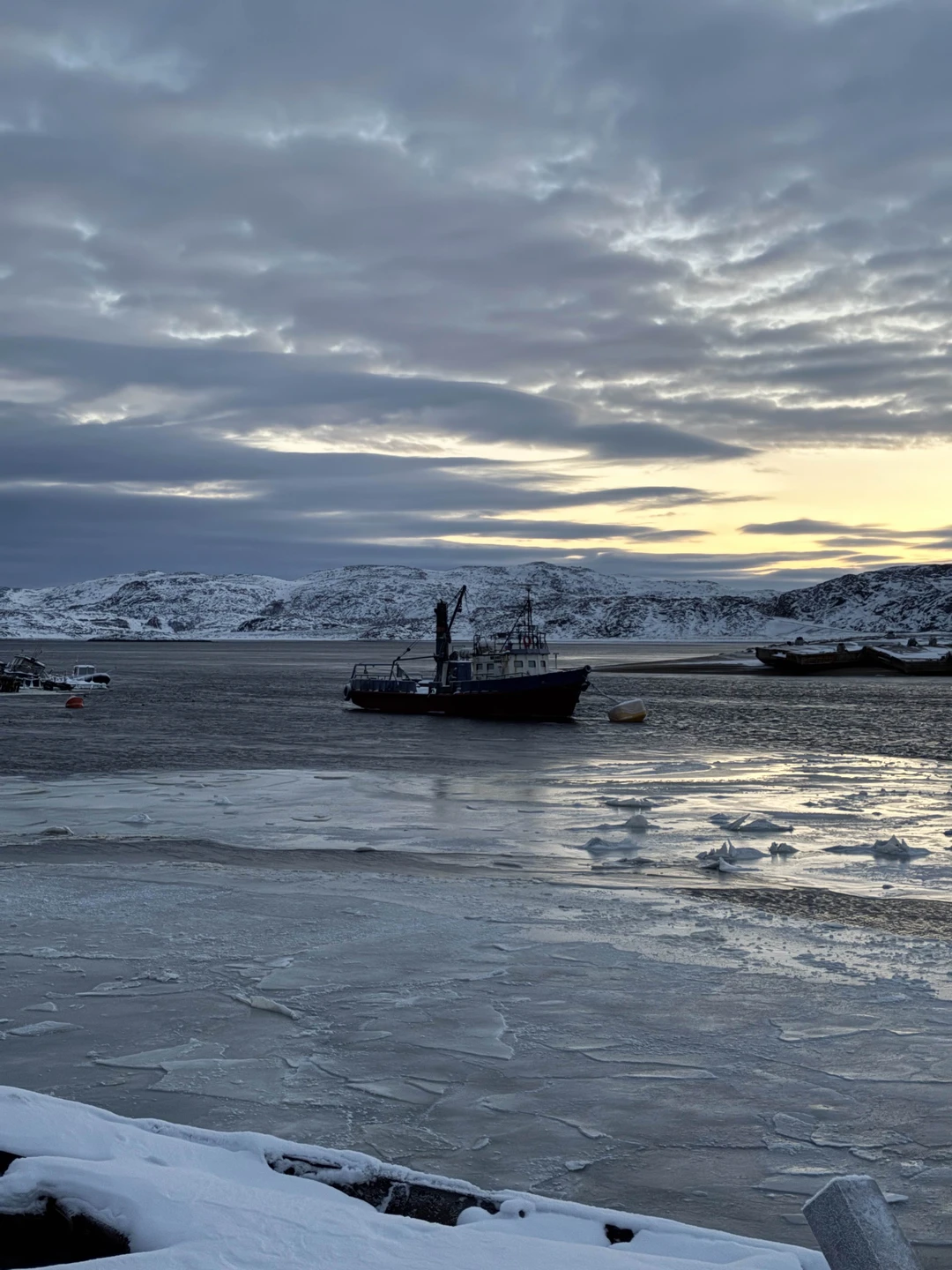 Нашим гидом был Виктор - интересный, эрудированный рассказчик, погруженный в историю Мурманской области. Организационных вопросов не