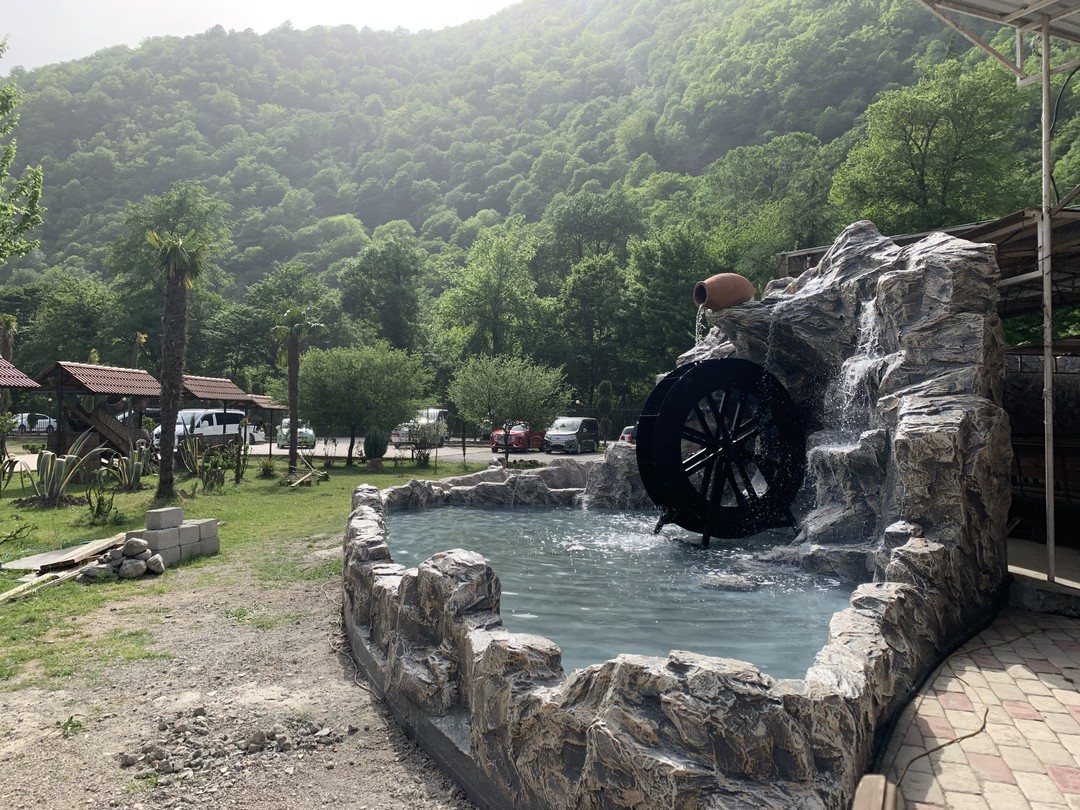 Гид грамотный, вежливый, приехал без опозданий, речь поставлена, рассказал много интересного об Абхазии и посещаемых местах