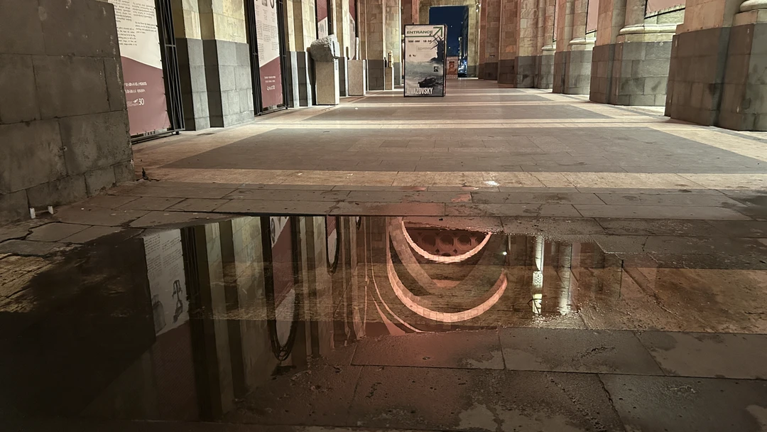 Знаете, есть гиды, которых слушать не хочется…. Есть такие, которые сами устали от своих экскурсий… А