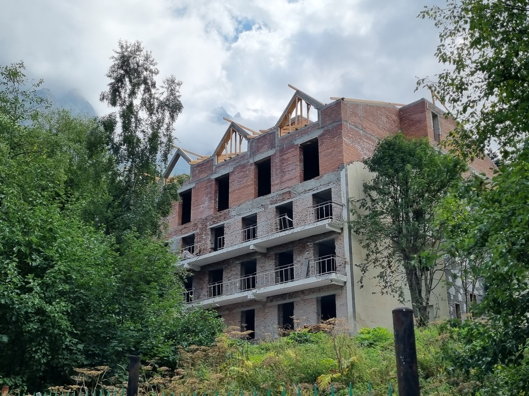 Мы только что вернулись из невероятного путешествия по ущельям Осетии с прекрасным гидом Сергеем, и это был опыт, который невозможно забыть