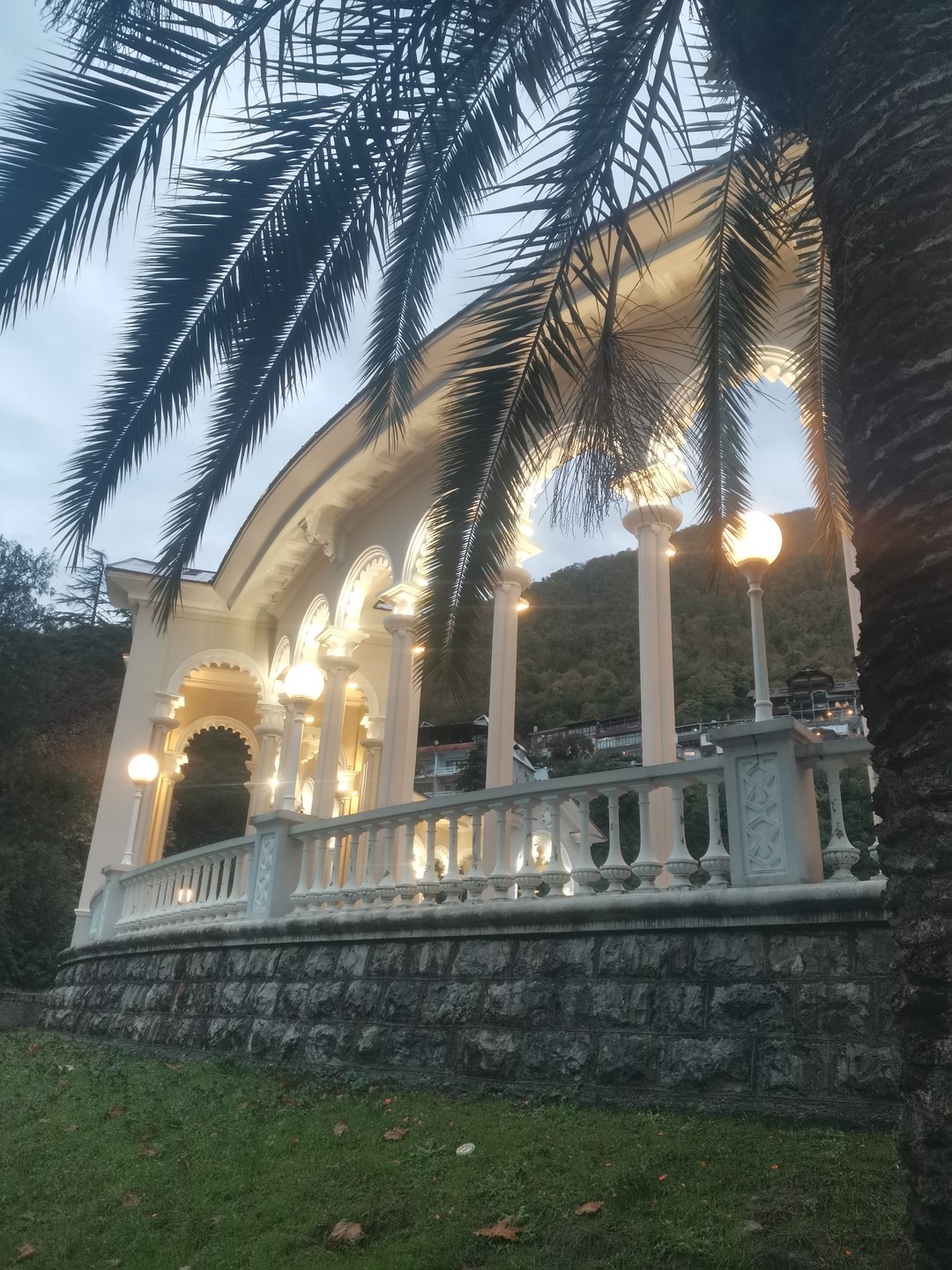 Была проездом в Сочи, но вкус когда-то давно попробованного Абхазского вина забыть невозможно. Поэтому я специально