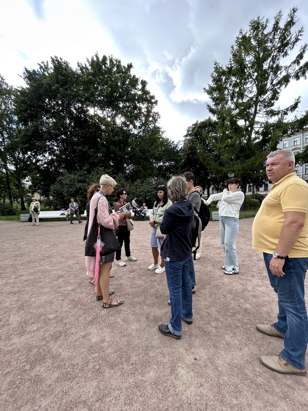 Интересная экскурсия, гид приветливая и доброжелательная, смогла заинтересовать. Маршрут несложный, увлекательный. Несмотря на непродолжительный дождь, это