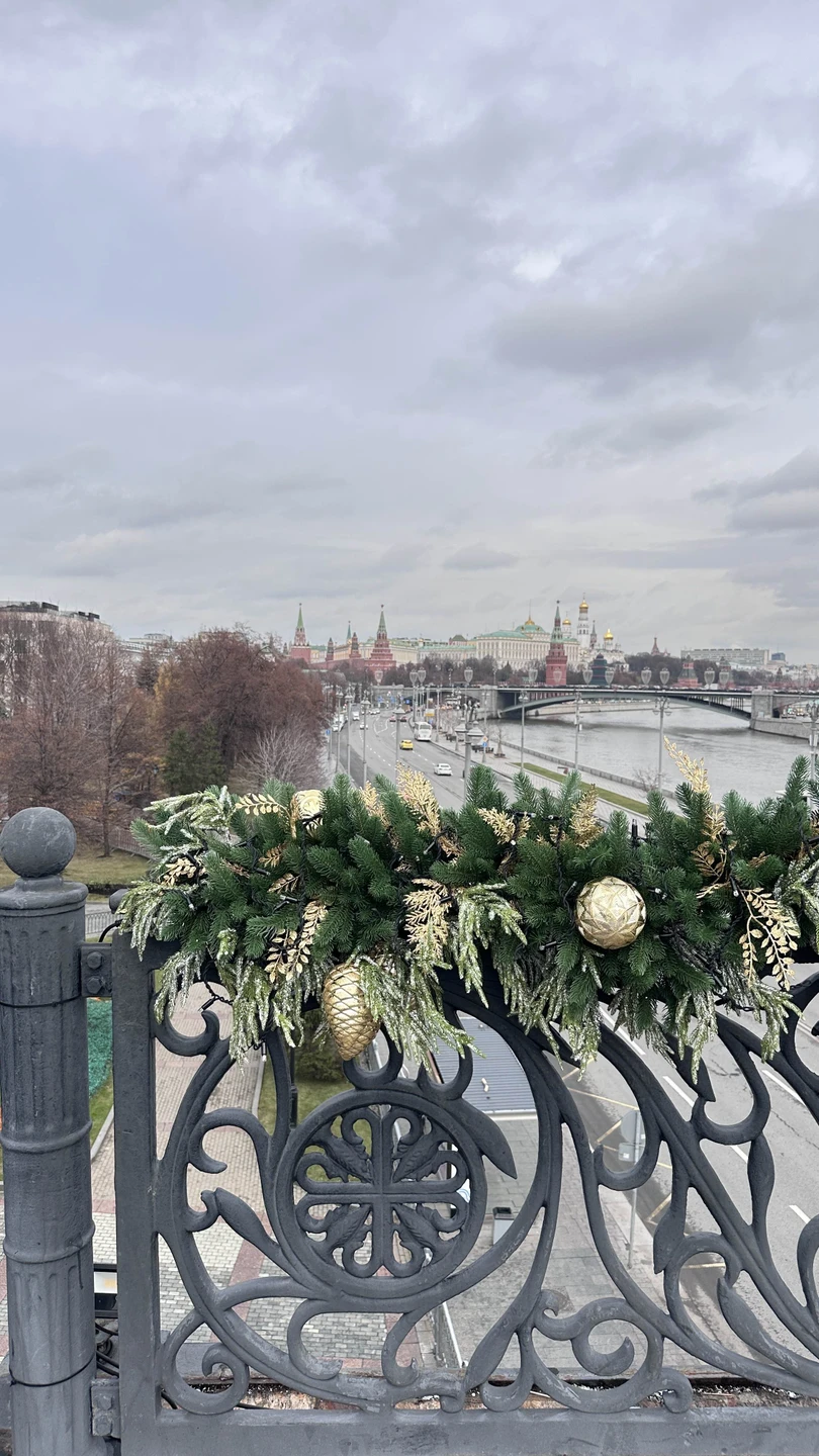 Сделала ранее уже отзыв, тут продублирую коротко: мне понравилось, все доступно, исторические факты вперемежку с новыми