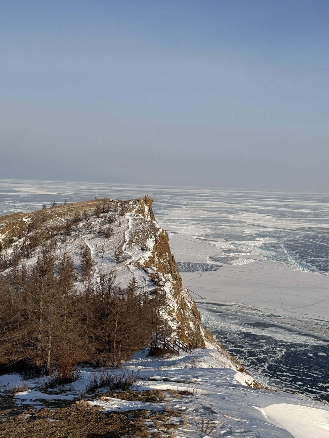 Нам все понравилось. Илья молодец, сварил нам хорошую уху из омуля. Машина теплая, удобная. Все прошло отлично