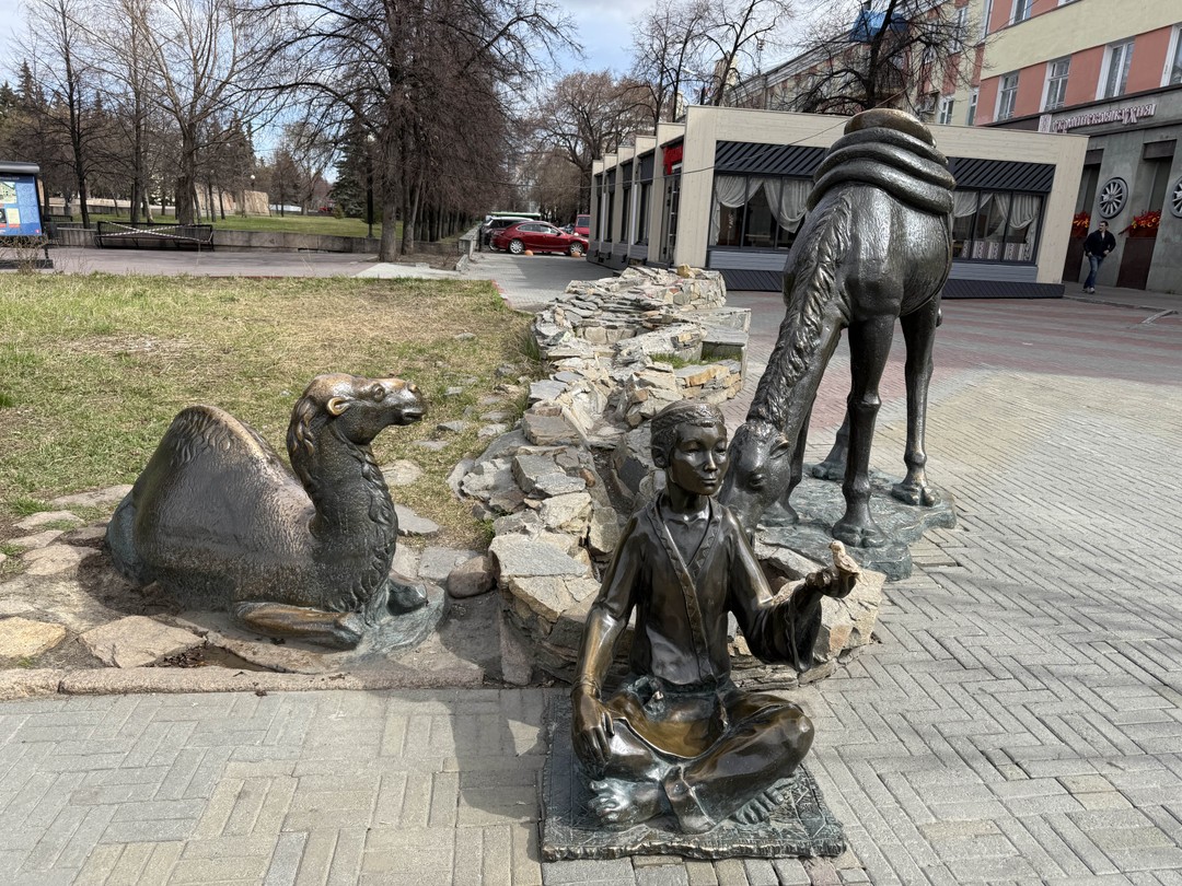 Прекрасная экскурсия с Александром Ермолаевичем! Полные юмора рассказы, истории из жизни города, хороший маршрут! Получили массу