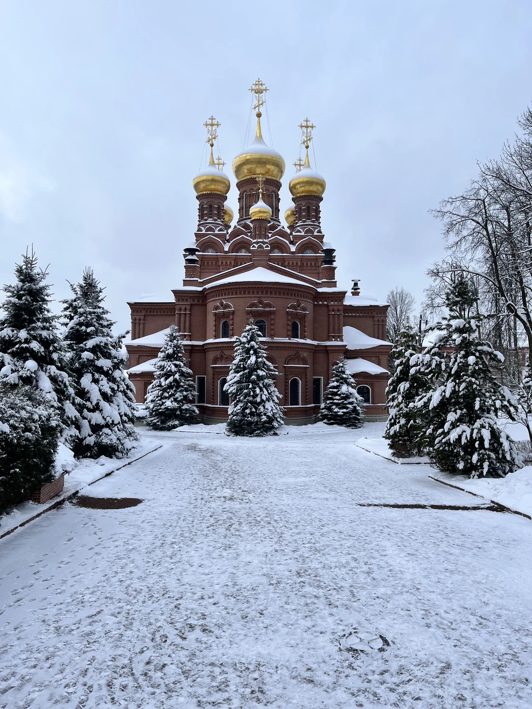 Пунктуальность, интеллект, обаяние, глубокие знания - эти качества отличают Сергея. В указанное время за нами заехал