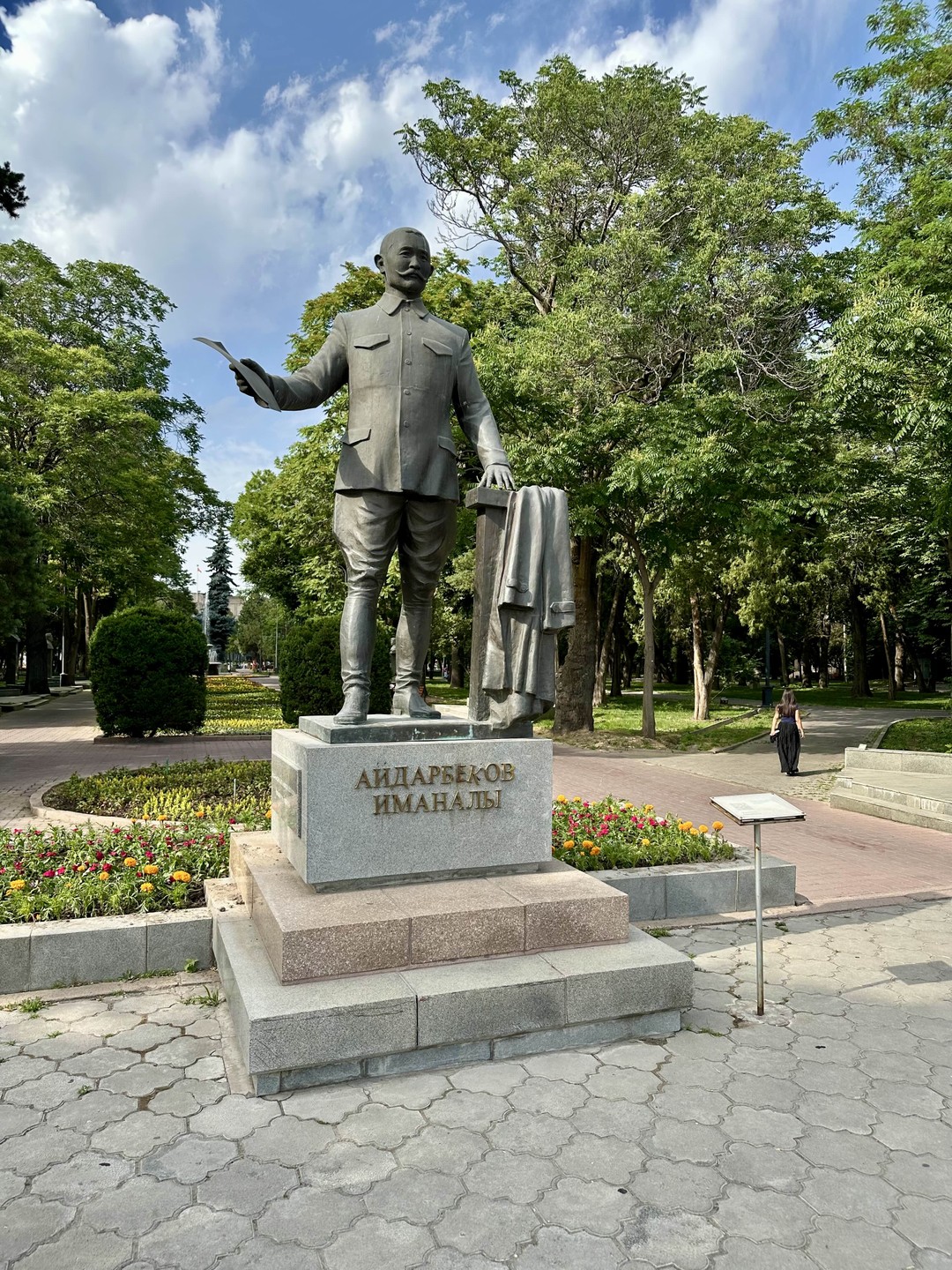 Экскурсию для нас провел молодой гид Актан. Влюбленный в свой город, экскурсовод сумел передать свои чувства