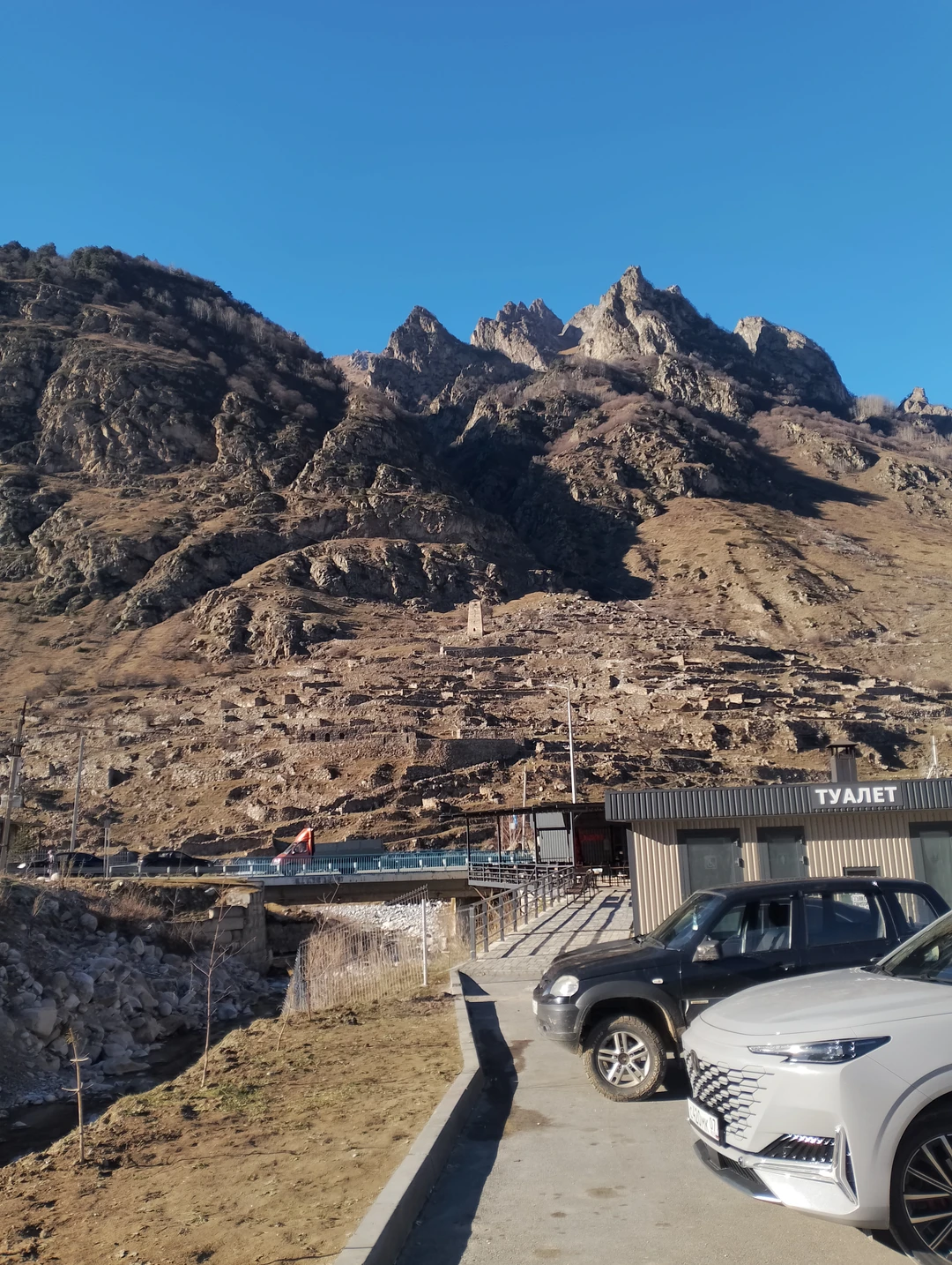 Отзыв пишу почти спустя три месяца, но впечатления от поездки до сих пор отличные! Экскурсия началась