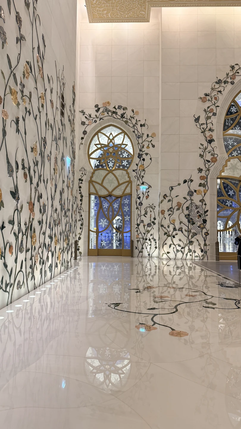 Очень остались довольны, Санжар шикарный рассказчик, столько интересной информации рассказал, несколько дней в Дубае у нас