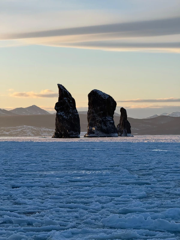К мысу Маячный и скалам Три брата - в нартах