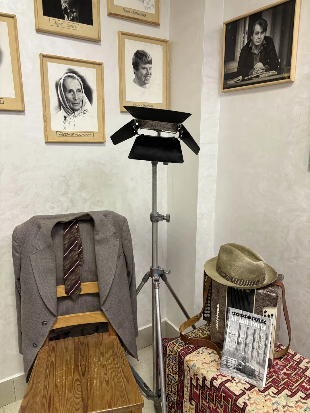 По киностудии с работником «Беларусьфильма» - в Минске (Любовь)