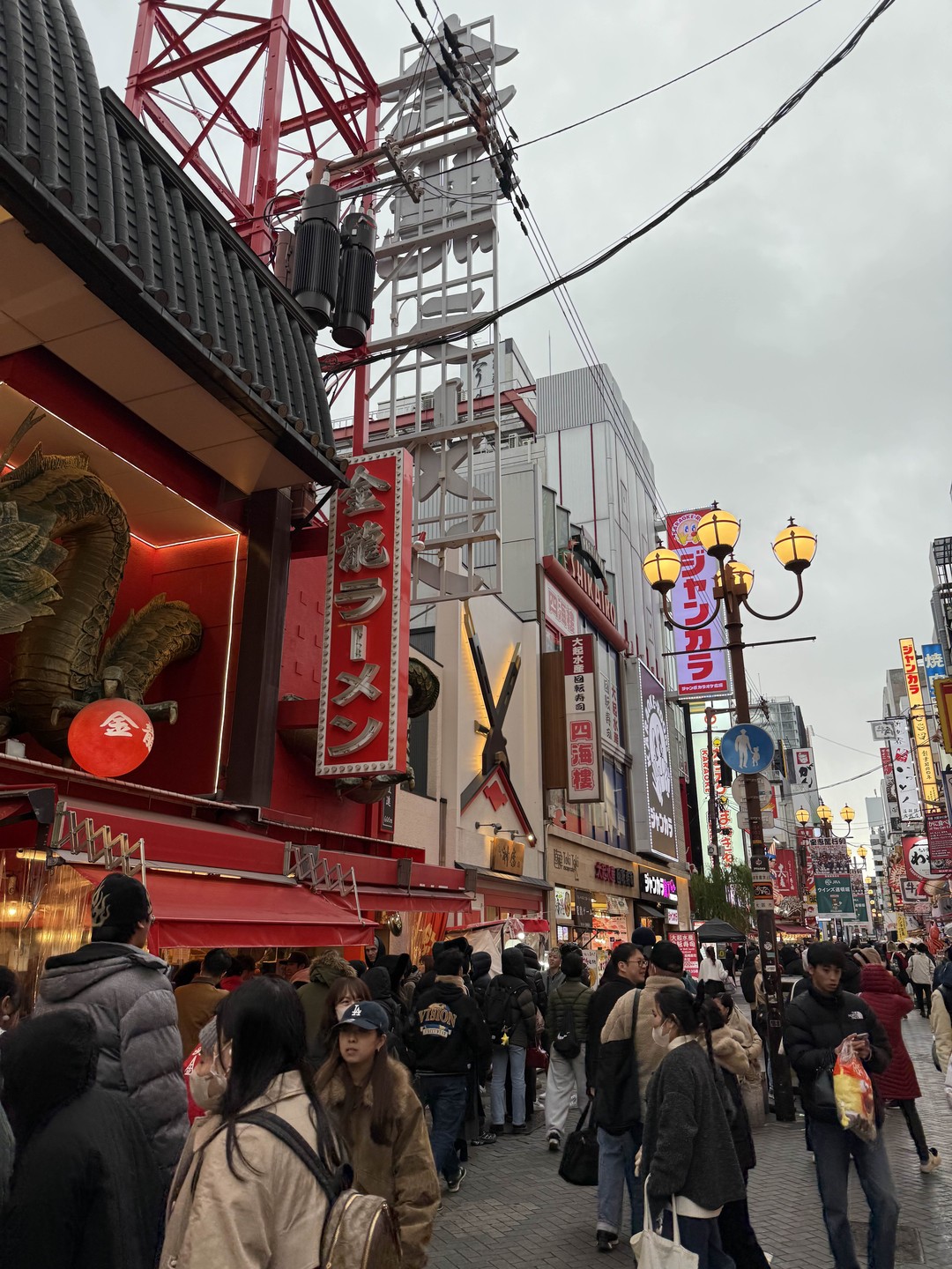 Экскурсия по Осаке нам понравилась, хотя изначально город не произвел такого впечатления. Но интересный и продуманный