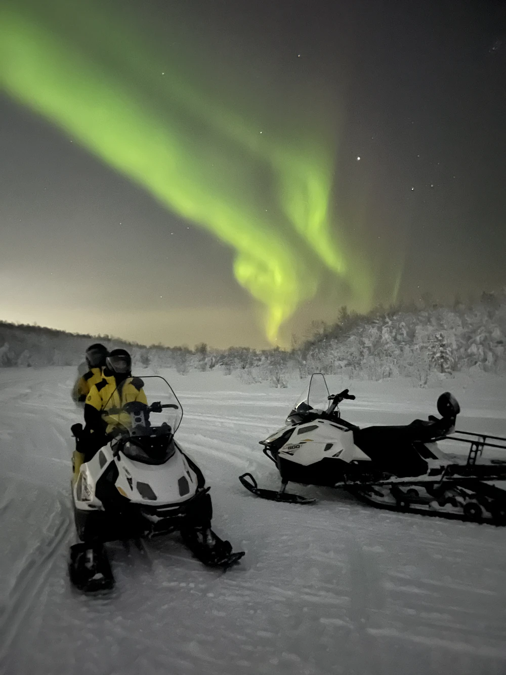 Ночная поездка на снегоходах — из Мурманска