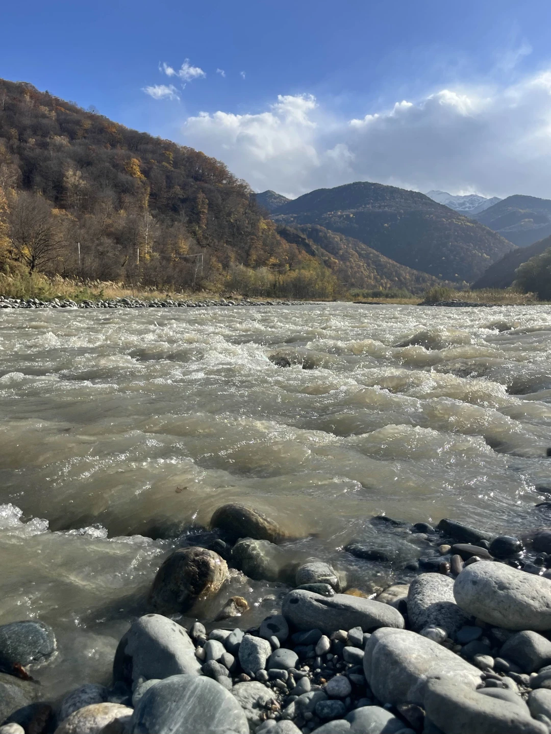 Экскурсия очень понравилась! Организация четкая, никаких вопросов! Погода конечно внесла коррективы, Домбай встретил дождем с градом
