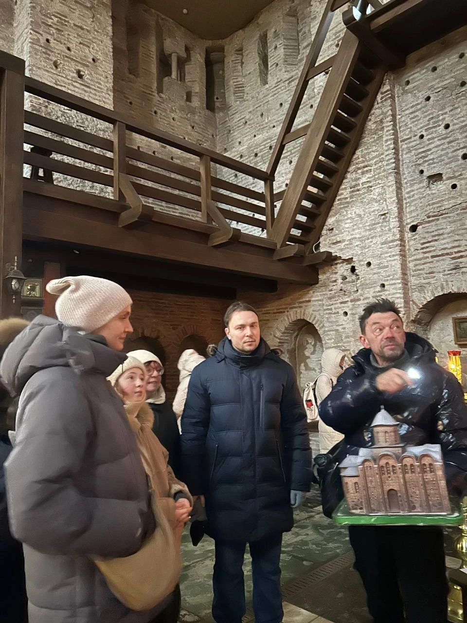 Абсолютно потрясающая экскурсия с гидом, который знает город вдоль и поперек. Причем знает его не только