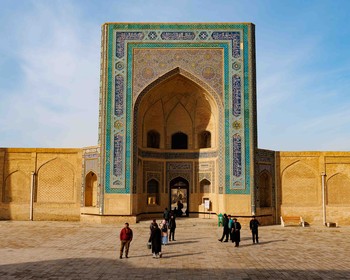 Крепость Арк, кукольный музей, дворец Ситораи Мохи-Хоса