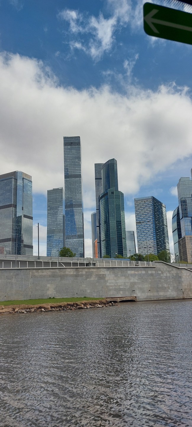 Ольга великолепный рассказчик. Путешествие на электросклне под ее расскащ прошло очень интересно и познавательно. Были озвучены