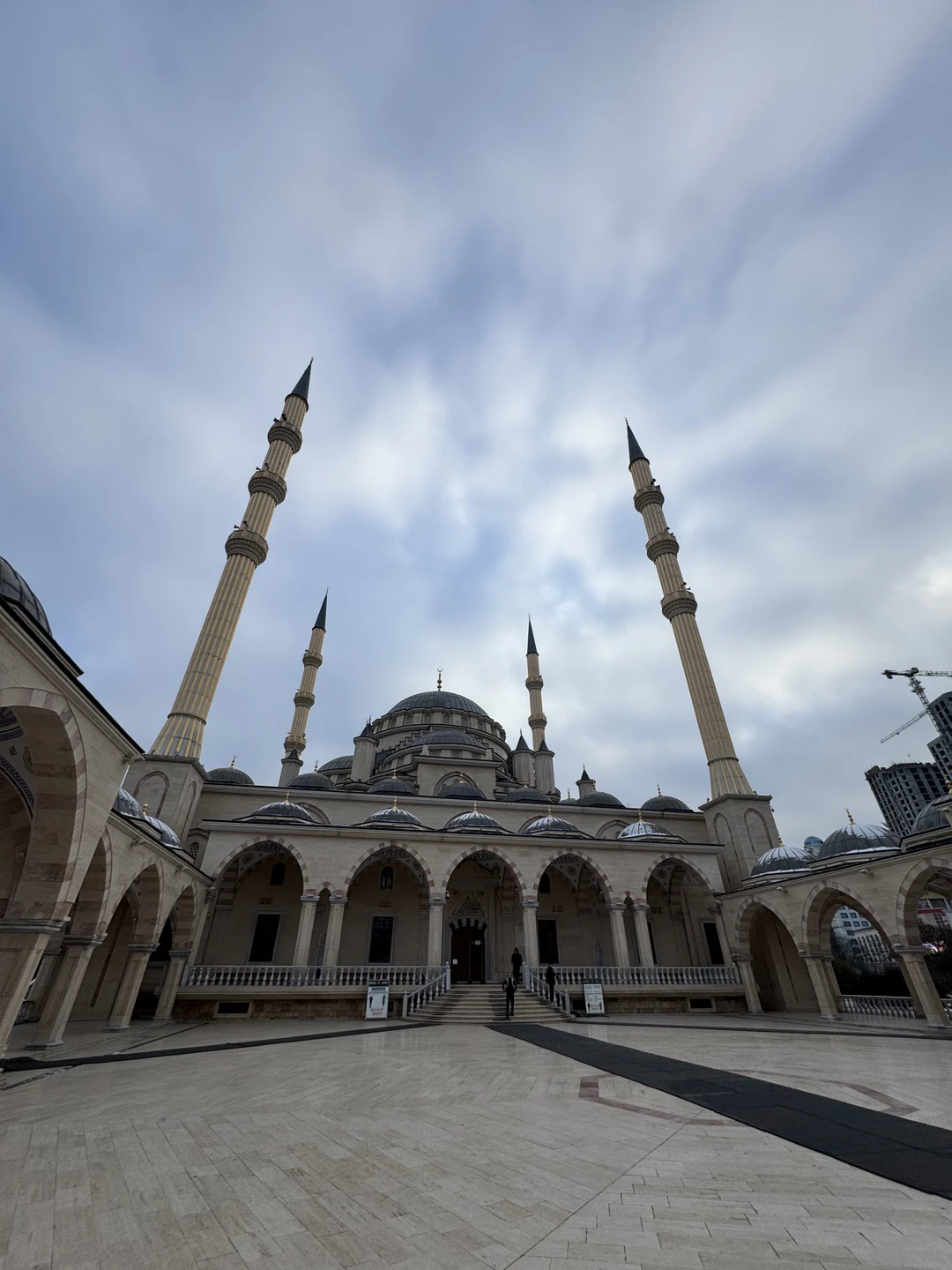 Большое спасибо Мансуру за замечательную экскурсию для нашей команды! Грозный встретил нас хорошей ясной погодой и