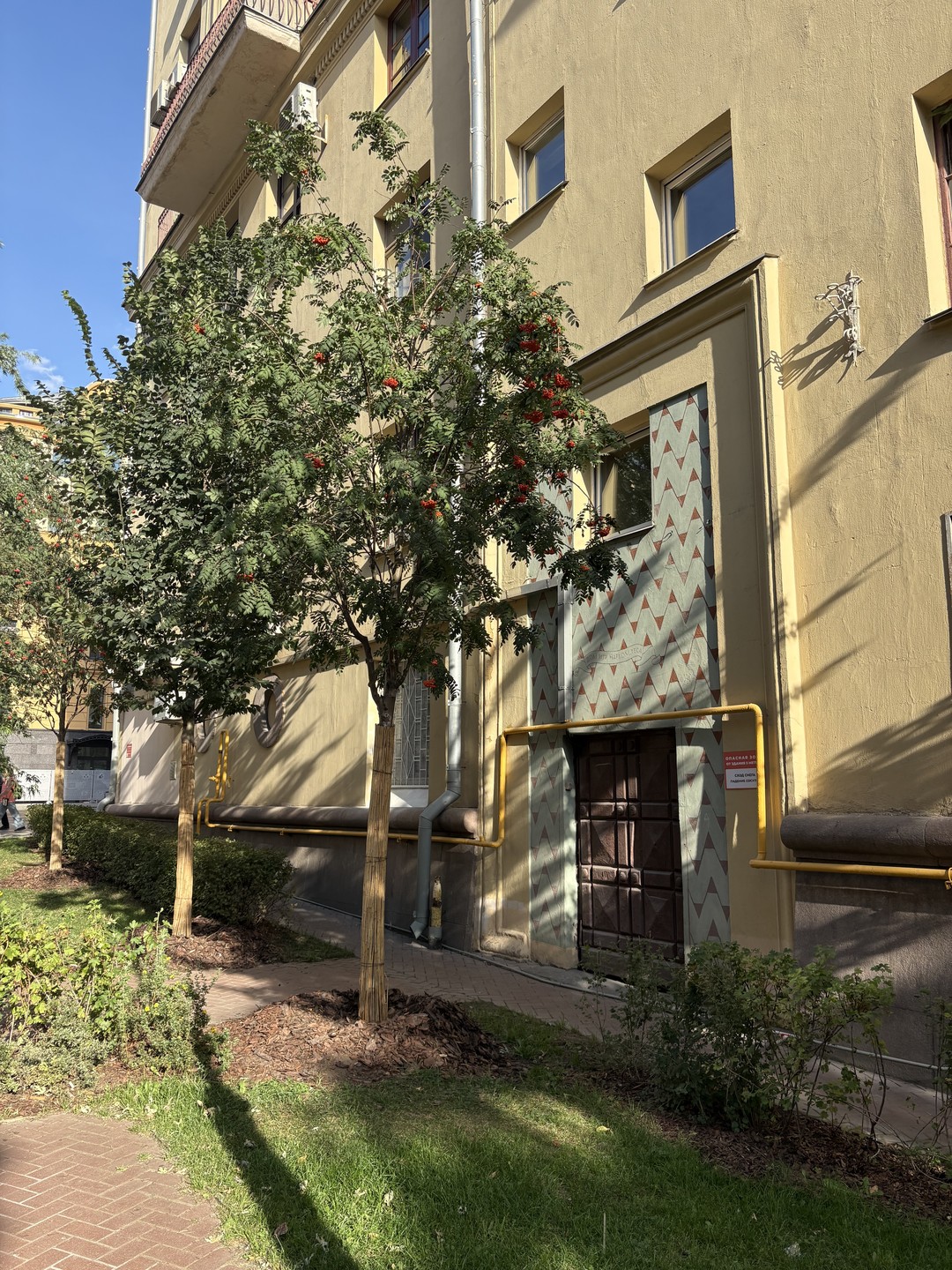 Приятная прогулка по центру с осмотром разных зданий и улиц. Изначально заявлено, что будем говорить только