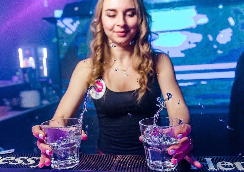 Адреналиновый коктейль: по барам Астаны на спорткаре