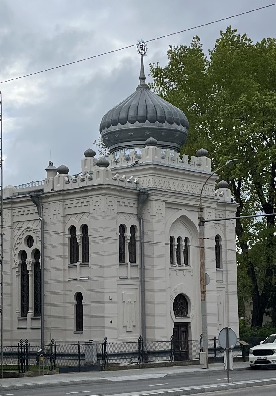 Экскурсия прошла отлично и заняла больше времени, чем договаривались. Юлюс отлично знает город, показывает его с любовью и с душой