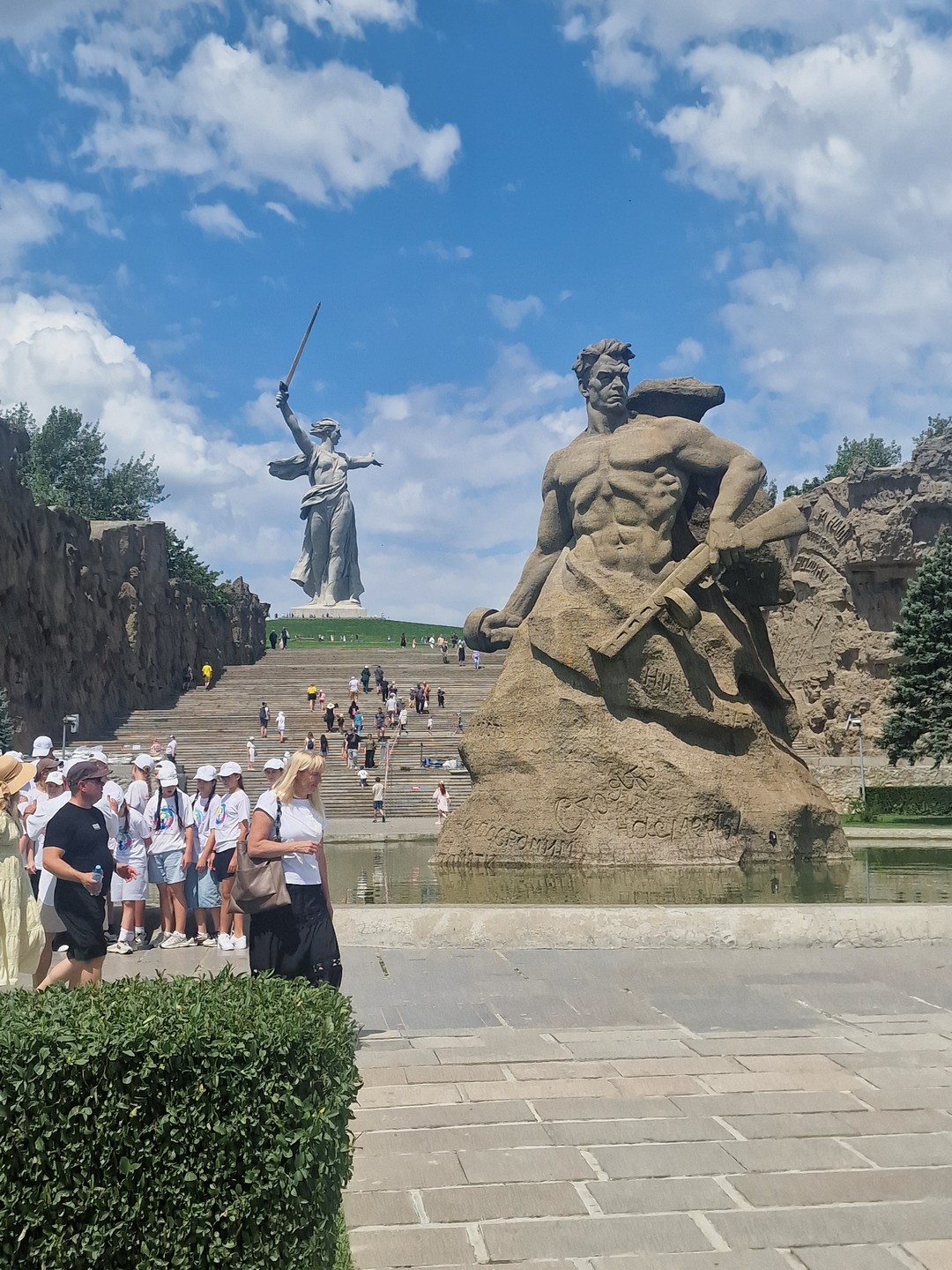 Экскурсию Дарья проводила для 3 взрослых и 13 летнего подростка