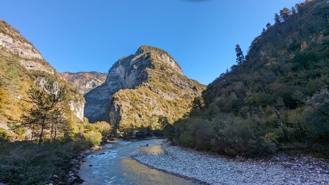 Спасибо Адгуру за великолепную экскурсию! Очень приятный молодой человек, любящий и знающий Абхазию с грамотной речью.