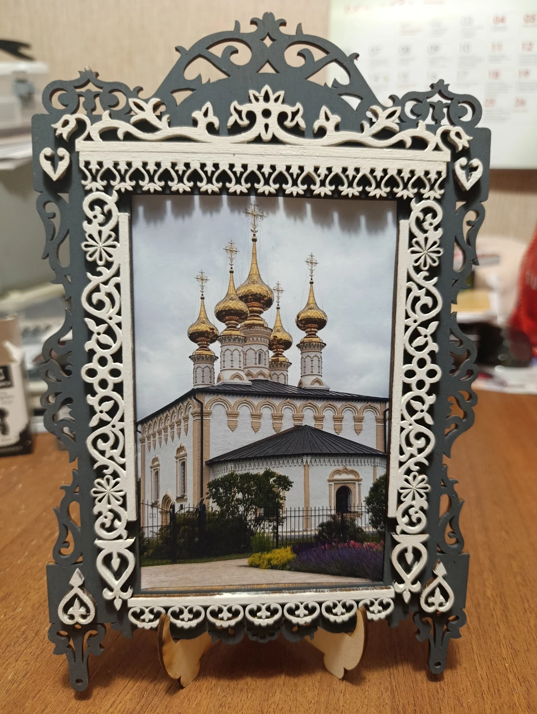 Полюбовавшись наличниками Суздаля, решили сходить на этот мастер-класс. Понравилось всё: от студии до результата! Работать с