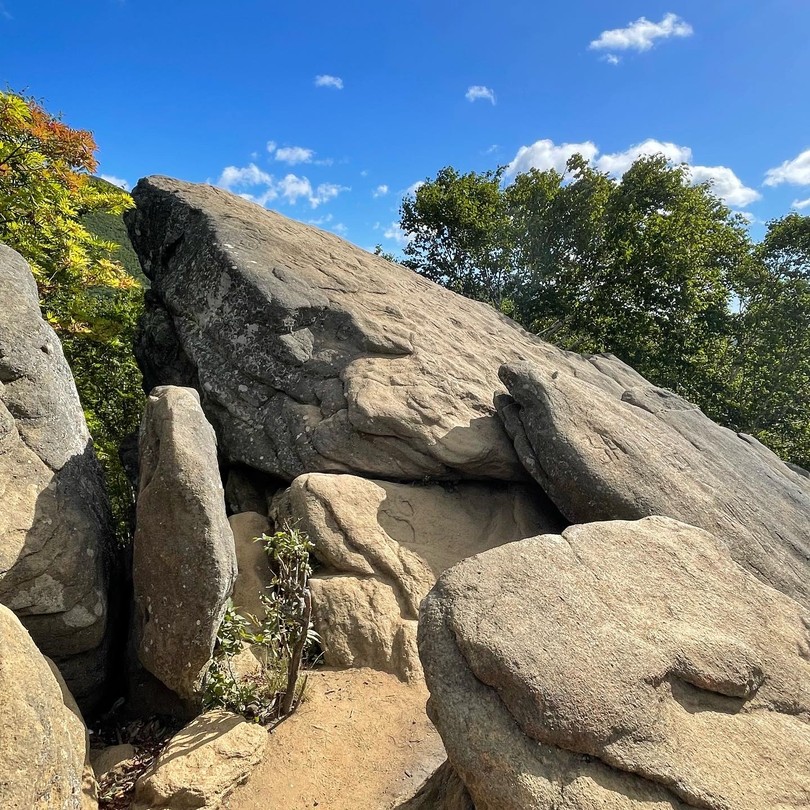 Андрей - это не просто гид, это настоящий потомок коренных народов Сахалина. Именно такой человек со