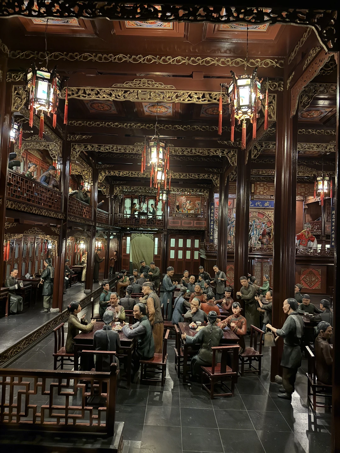 У нас гидом была Женя. Очень хорошо всё нам рассказывала на хорошем русском языке. Мы не